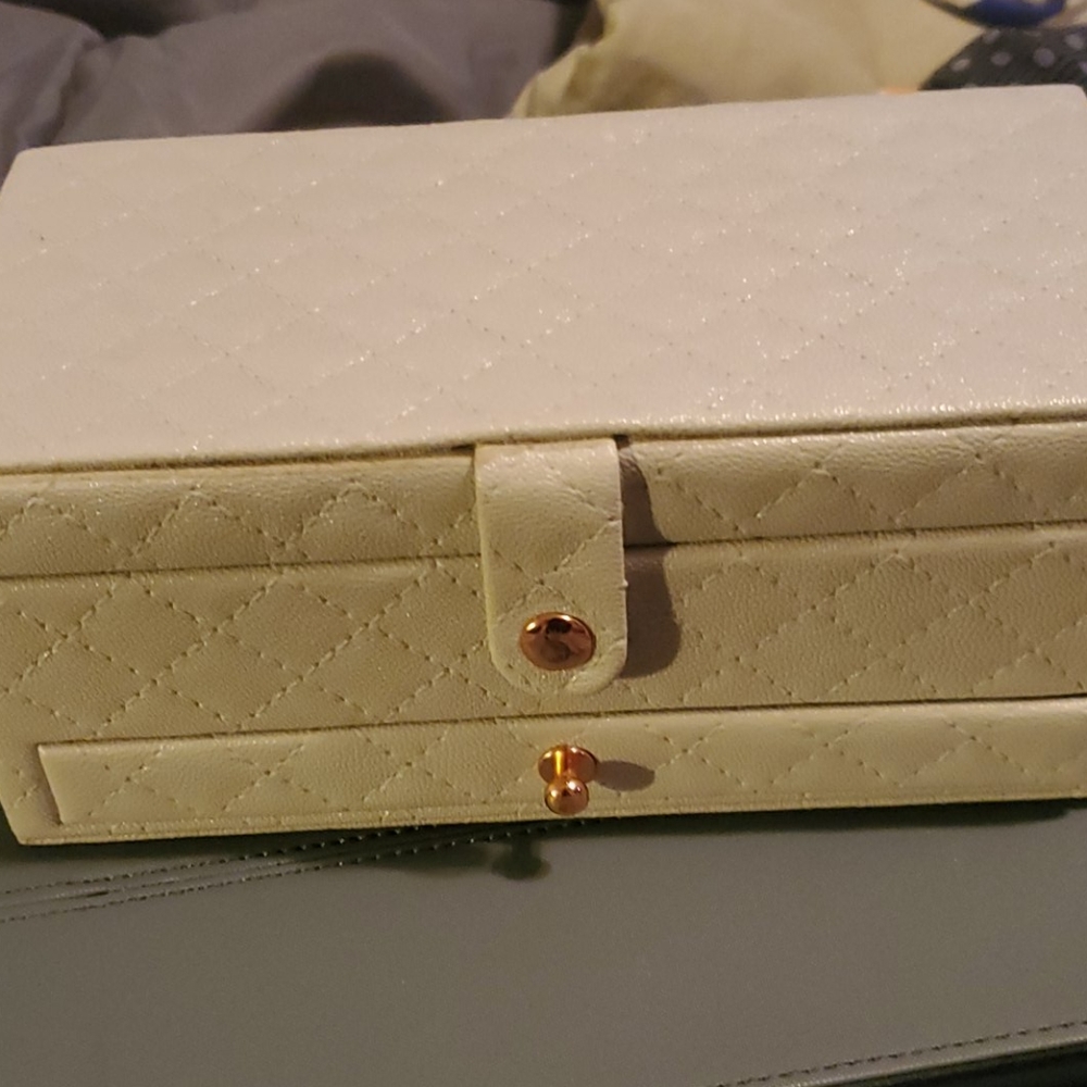 Jewelry box